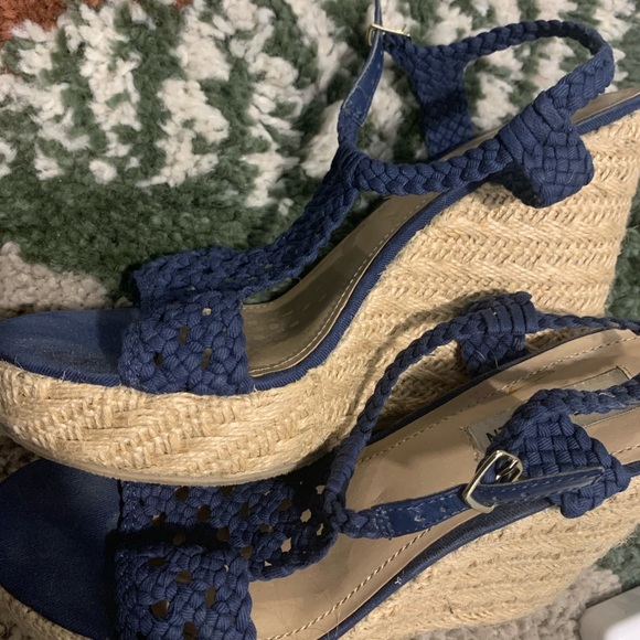 Steve Madden wedge blue sandal with roping details on the heel - Picture 2 of 3